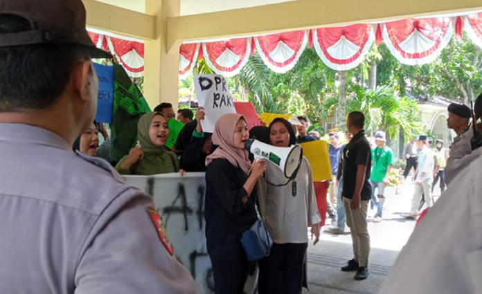 Suasana aksi unjuk rasa yang dilakukan oleh KOHATI Cabang Bangkalan pada Senin (9/3), di depan gedung DPRD Bangkalan