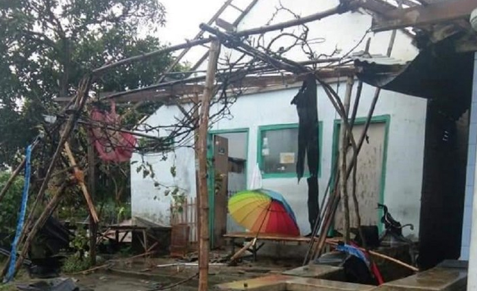 Kondisi salah satu rumah warga yang mengalami kerusakan, usai diterjang angin kencang disertai hujan deras di Desa Ngreco, Kecamatan Kandat, Kabupaten Kediri pada Minggu (1/3) petang