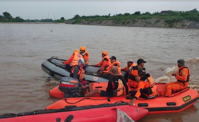 Tim SAR gabungan tengah menyisir Sungai Brantas dengan perahu karet, guna mencari korban tenggelamnya perahu tambangan