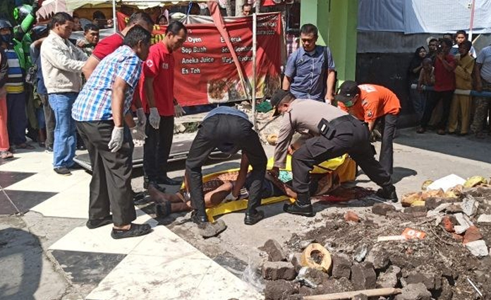 Para petugas, tengah mengevakuasi jenazah korban