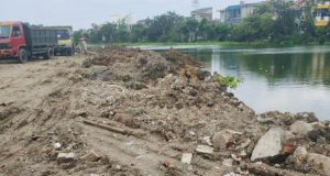Serobot Tanah Terjadi di Tambak Pring Timur Surabaya
