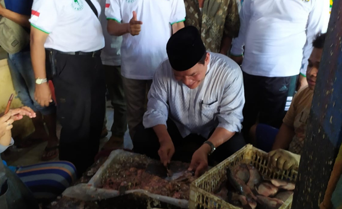 Bambang Haryo Soekartono saat menyapa pedagang di TPI Lingkar Timur, pada Minggu (1/3)