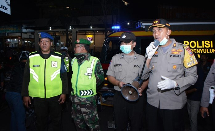 Polres Situbondo bersama dengan Kodim 0823/Situbondo dan petugas Pemda terkait, tengah memberikan himbauan agar masyarakat waspada wabah virus Corona dan tidak beraktivitas di luar rumah