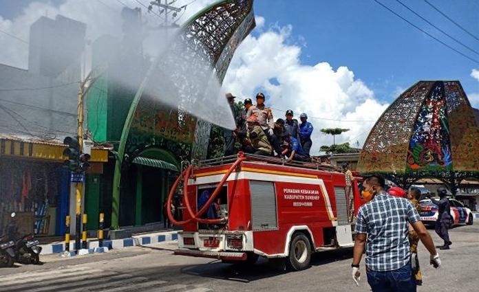 Bupati Sumenep, A. Busyro Karim bersama jajaran Forpimda saat menyemprotkan disinfektan di sepanjang ruas jalan protokol, Senin (30/3)