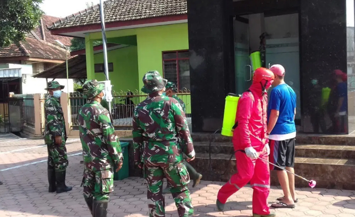 PMI Tulungagung bersama anggota TNI Kodim 0807, saat menyemprotkan disinfektan