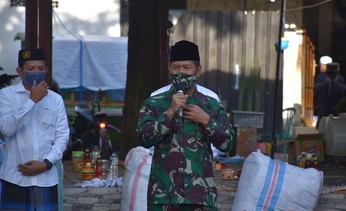 Pangdam V Brawijaya, Mayjen TNI Widodo Iryansyah saat memberikan sambutan di Ponpes Syaichona, Bangkalan, pada Minggu (28/6)