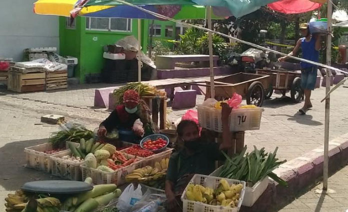 Sejumlah pedagang Pasar Krempyeng membuka lapak di atas trotoar jalan Gubernur Suryo, dikarenakan pasar masih tutup