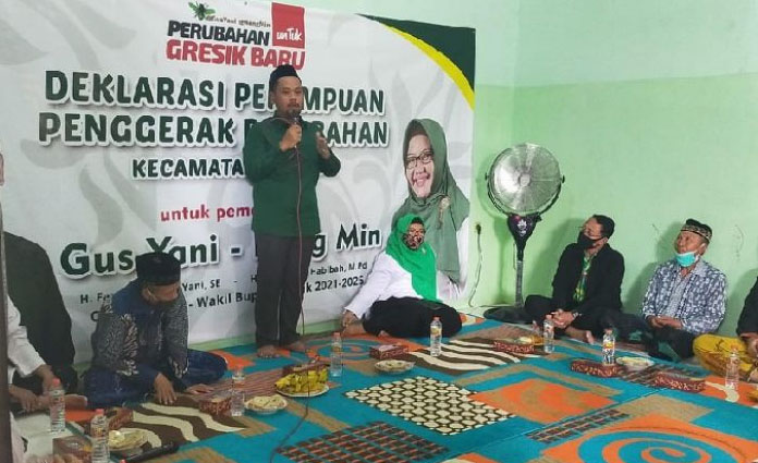 Gus Yani didampingi dengan Ning Min, saat sosialisasi program kepada relawan perempuan penggerak perubahan di Kecamatan Bungah pada Jumat (26/6) siang.