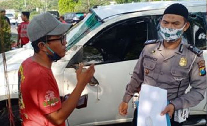 Petugas polisi saat melakukan olah TKP di lokasi kecelakaan