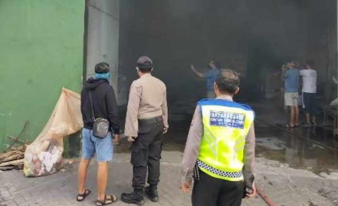 Proses pemadaman api, yang membakar salah satu gudang ekspedisi di Sedati, Sidoarjo pada Minggu (5/7)