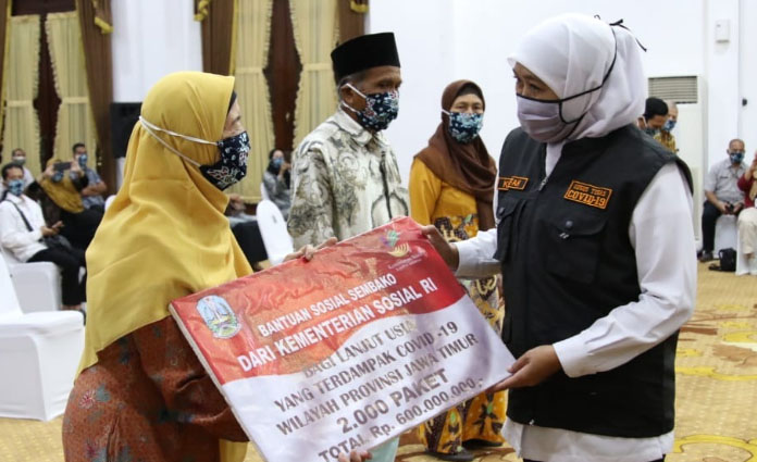 Secara simbolik, Gubernur Jatim Khofifah Indar Parawansa membagikan 2300 paket sembako kepada lansia yang terdampak Covid-19 di Gedung Grahadi, Surabaya, pada Rabu (1/7)
