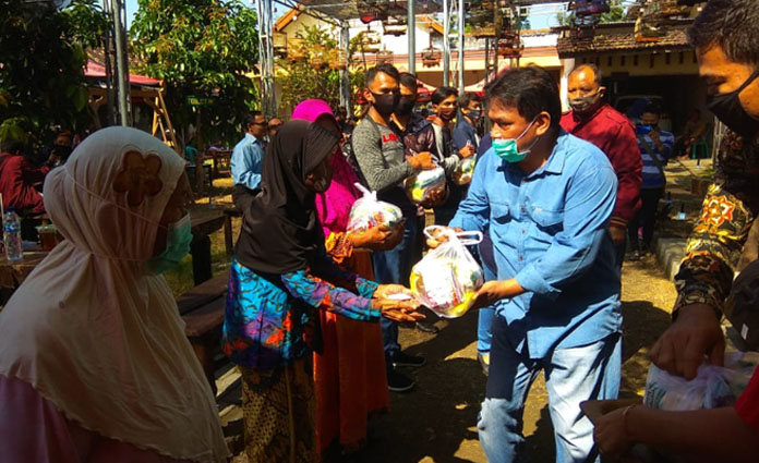 Wakil Bupati Nganjuk Marhaen Djumadi, saat membagikan sejumlah bantuan kepada masyarakat Nganjuk yang terdampak Covid-19