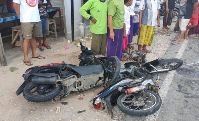 Kondisi dua sepeda motor yang terlibat kecelakaan di Jalan Raya Kapedi, Sumenep pada Jumat (21/8) pagi hari tadi