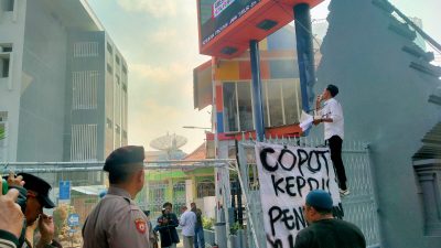 Aksi Demonstrasi JAKDI di Dinas Pendidikan Jatim