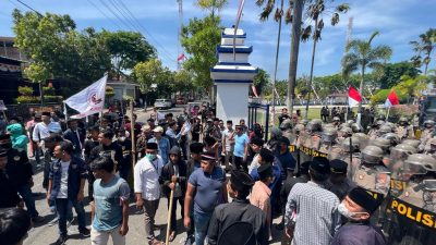 Aksi Penolakan Rocky Gerrung di Sampang Ricuh