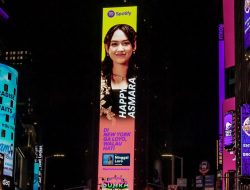 Happy Asmara Merasa Bangga Sebab Fotonya Terpampang di Times Square New York
