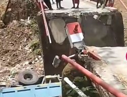 Jembatan di Lamongan Ambruk Akibat Truk Muat Beton Terbalik