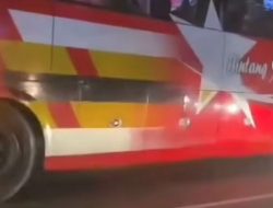 Aksi Pengendara Motor yang Mencegat Bus Ngeblong di Lamongan Berakhir dengan Perkelahian Perkelahian
