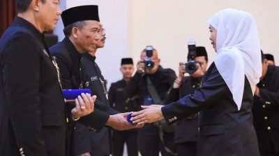 Khofifah Berpesan Saat Melantik 184 Kepala Sekolah SMA/SMK/SLB di Jawa Timur