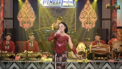 Niken Salindry Membawakan Lagu Karna Su Sayang dalam Versi Campursari