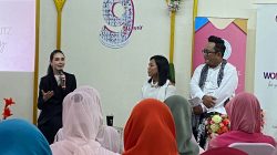 Ibu Arumi Bachsin Memukau Sebagai Narasumber WomanBlitz di Ivytopia Space Surabaya