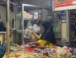 Pedagang di Kampung Kue Surabaya Berkembang Pesat dengan Omzet yang Menggiurkan