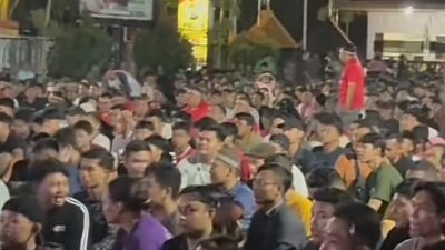 Ribuan Warga Padati Mapolres Trenggalek untuk Nobar Indonesia vs Uzbekistan