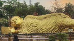 Patung Buddha Tidur Terbesar di Indonesia Mendapat Mandi Suci Menjelang Perayaan Waisak