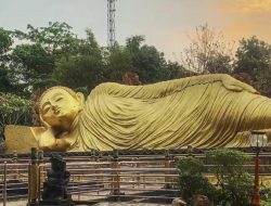Patung Buddha Tidur Terbesar di Indonesia Mendapat Mandi Suci Menjelang Perayaan Waisak