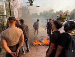Kecewa Tak Ditemui Gubernur, Aksi Ratusan Mahasiswa Bawean di Depan Pemprov Jatim Berujung Ricuh