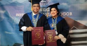 Kegembiraan Kahiyang Ayu Wisuda S2 Bareng Suami Bobby Nasution