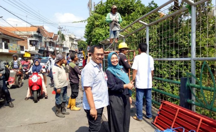 Kepala Dinas PUPR Kota Malang, Hadi Santoso (kiri) saat proses doa bersama mengawali proses rekonstruksi Jembatan Muharto, Malang