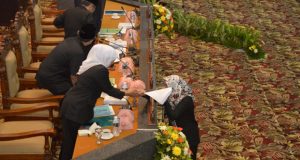 Khofifah dan Seluruh Fraksi DPRD Provinsi Jawa Timur Kompak Berkomitmen Tingkatkan IPM