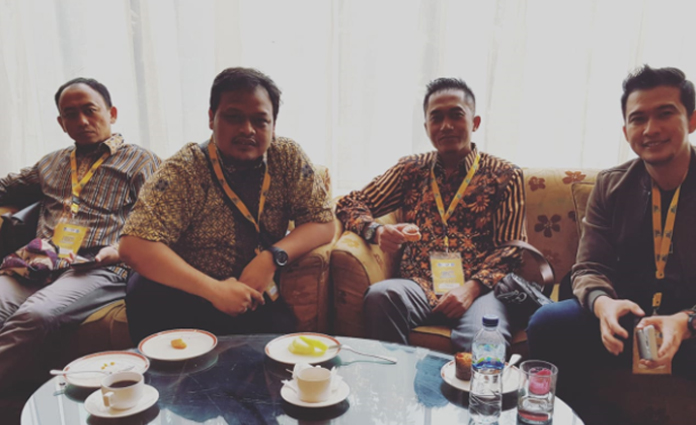 Dari kiri ke kanan: Fachrul Kurniawan (Ketua Harian Komisariat Jurusan MMT ITS) bersama Angga Primadi Purbianto (Humas Komisariat Jurusan MMT ITS) tengah berbincang santai di tengah Kongres IKA ITS 2019