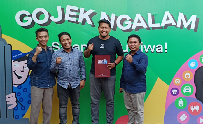 Dari kiri ke kanan: Dr. Yudithia Dian Putra, SPd., MPd. (Wakil Ketua I IBMT), Rachman Halim Yustiawan SPd., MPd. (LP3M IBMT), Rey (Tim Gojek Malang), dan Aris Winarto, SPd., MM. (Rektor IBMT) berfoto bersama usai kesepakatan