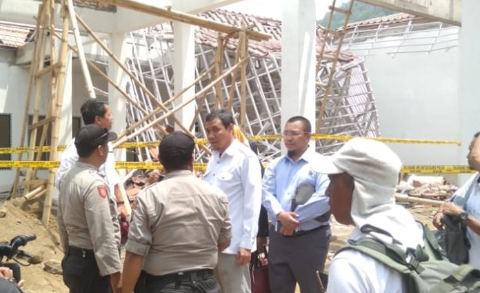 Komisi C DPRD Jember saat melakukan inspeksi ke lokasi ambruknya atap aula pendapa Kantor Kecamatan Jenggawah, Jember pada Selasa (3/12)