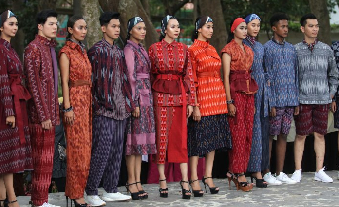Para model saat memperagakan busana berbahan kain tenun ikat khas Kediri, yang diperagakan saat Dhoho Street Fashion pada Kamis (5/12)
