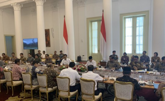Suasana rapat terbatas terkait perkembangan penyusunan RUU Omnibus cipta lapangan kerja, yang dipimpin Presiden Jokowi pada Jumat (27/12) di Istana Kepresidenan Bogor