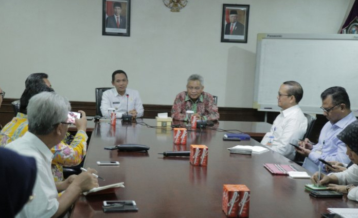 Pertemuan Bupati Lumajang, Thoriqul Haq (kiri) bersama Kepala BI Jatim Difi Ahmad Johansyah, yang didampingi pula oleh Kepala BI Jember Hestu Wibowo, bertempat di kantor Bupati Lumajang pada Rabu (11/12) kemarin