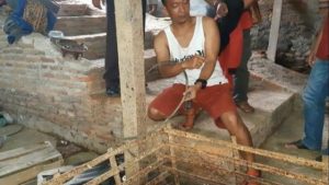 Anak Kandung Disekap dan Ditelanjangi oleh Bapaknya di Kandang Ayam Jember