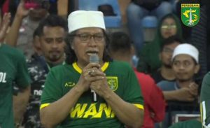 Bersua Bonek di GBT, Cak Nun Ajak Bersholawat Bersama