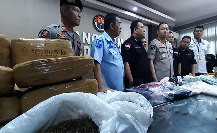 Kombes Pol Trunoyudo Wisnu Andiko (tiga dari kanan) beserta jajaran polisi lainnya, sedang menunjukkan barang bukti ganja seberat 12,4 kg