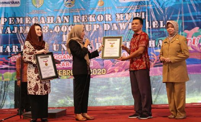 Penghargaan rekor MURI yang diberikan kepada Pemkab Kediri, atas terselenggaranya acara kampanye gemar makan ikan dengan 3.505 cup dawet lele