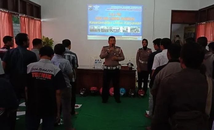 Anggota Satlantas Polres Pasuruan saat mensosialisasikan aturan tertib berlalu lintas kepada karyawan PT Eka Timur Raya Purwodadi pada Rabu (12/2)