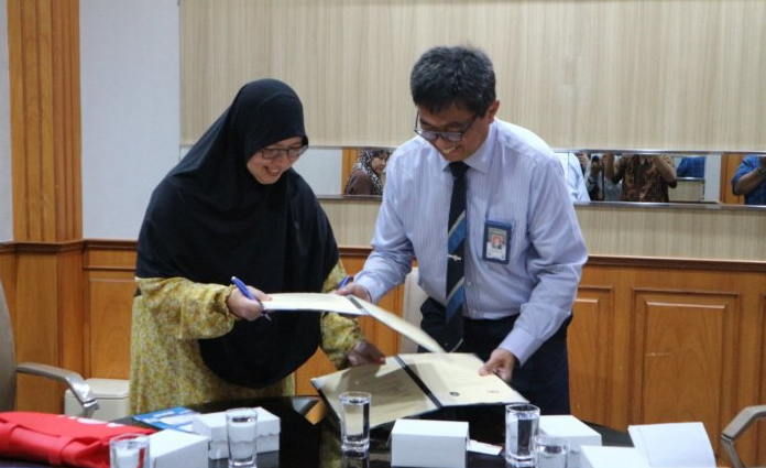 Penandatanganan MoU antara AeU Malaysia dan UB Malang, dimana AeU Malaysia diwakili Prof. Dr. Titik Khawa Abdul Rahman (kiri) dan UB Malang yang diwakili Prof. Dr. Moch. Sasmito Djati (kanan)