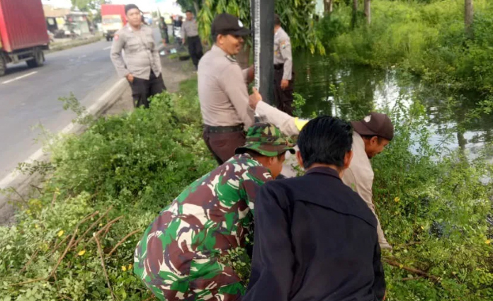 Situasi saat acara bersih-bersih Sungai Konang, Babat, Lamongan pada Rabu (11/3)