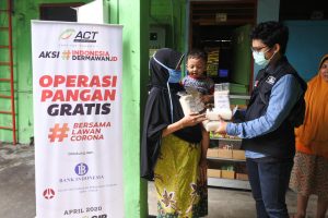 Operasi Pangan Gratis Bank Indonesia Jatim dan ACT Salurkan 750 Kilogram Beras