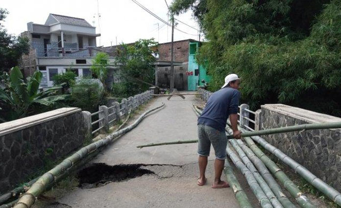 Jembatan Penghubung Dua Desa di Tulungagung Ambles