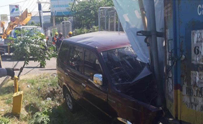 Kondisi mobil sebelum dievakuasi petugas, di Jalan Raya Taman, Sidoarjo pada Sabtu (27/6)