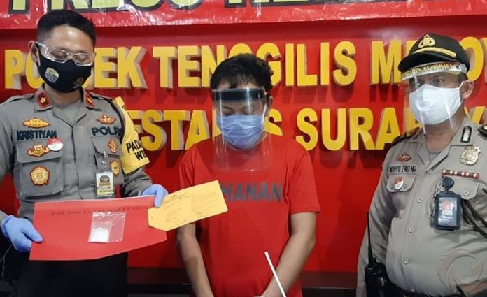 Tersangka (baju merah) yang saat ini berada di Mapolres Tenggilis